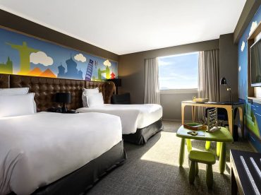 family-suite-all-kids-2-bedrooms-1-king-size-bed-2-twin-beds-access-to-executive-lounge