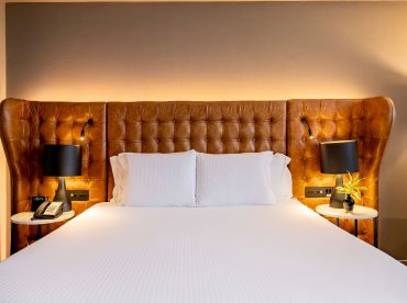 premium-executive-room-01-king-size-bed-renovated-bathtub-executive-lounge-access