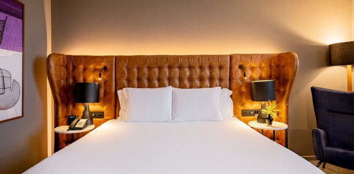 premium-executive-room-01-king-size-bed-renovated-bathtub-executive-lounge-access